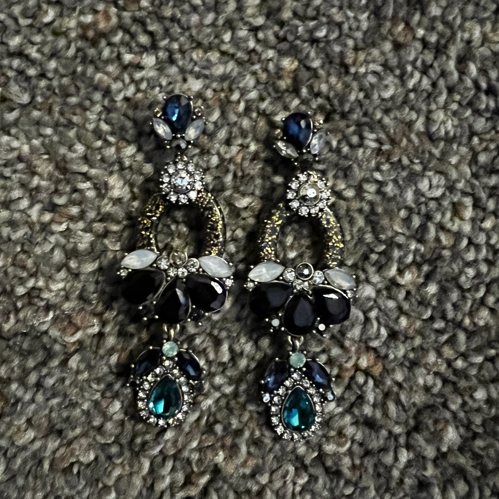 New Chloe & Isabel dangly earring set